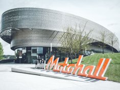 Die KTM Motohall am Stammsitz Mattighofen bietet für jeden Besucher ein einzigartiges Erlebnis. Perforierte Metallbänder, ein Sinnbild von Reifenabdrücken, umkurven den modernen Stahlbetonbau.