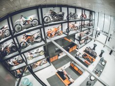 Chefrestaurator Manfred Schickbauer und sein Team restaurieren in der lebenden Werkstatt im Untergeschoss der KTM Motohall live Oldtimer.