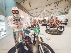 Der Höhepunkt der Ausstellung ist die „Heroes-Area“. Besucher begegnen hier den mutigsten und erfolgreichsten KTM-Fahrern aller Zeiten, während man in die Welt von KTM durch eine spektakuläre 120 Meter lange 360-Grad-Video-Installation eintaucht.
