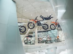 In der KTM Motohall geht es um die Geschichte sowie Innovationen, Technologie und Technik rund um das Thema Motorrad und die Marke KTM. Den Grundkörper des Stahlbetonbaus bilden zwei ineinander verschobene, jeweils um vier Prozent gegeneinander geneigte Ellipsen, die an eine Motocross-Strecke erinnern.