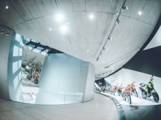 In der KTM Motohall geht es um die Geschichte sowie Innovationen, Technologie und Technik rund um das Thema Motorrad und die Marke KTM. Den Grundkörper des Stahlbetonbaus bilden zwei ineinander verschobene, jeweils um vier Prozent gegeneinander geneigte Ellipsen, die an eine Motocross-Strecke erinnern.