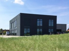 SHK-Unternehmer Mario Rücker hat sich einen großen Traum erfüllt: Das neue Firmengebäude in Ganderkesee bei Bremen mit moderner, schwarzer Fassade besteht aus mehreren Büroräumen, einem Lager mit Werkstatt sowie einem großen Showroom für Sanitär- und Heizungstechnik.