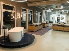 Im ca. 300 m2 großen Showroom in moderner Betonoptik der Manfred Rücker GmbH finden die Besucher viele Inspirationen aus den Bereichen Heizung, Sanitär, Badeinrichtung und Lichtdesign.