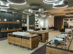 Im ca. 300 m2 großen Showroom in moderner Betonoptik der Manfred Rücker GmbH finden die Besucher viele Inspirationen aus den Bereichen Heizung, Sanitär, Badeinrichtung und Lichtdesign.