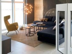 Das energieeffiziente Komplettsystem Airconomy sorgt unauffällig für das optimale Raumklima im Showroom. Die Klimatechnik verbirgt sich unsichtbar im Bodenaufbau, während die moderne Betonoptik nicht beeinträchtig wird. 